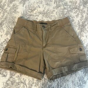 Lee brand cargo shorts. Size 4/ medium mid rise